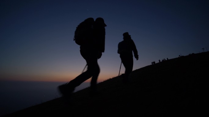 登山人物见影团队协作努力前行