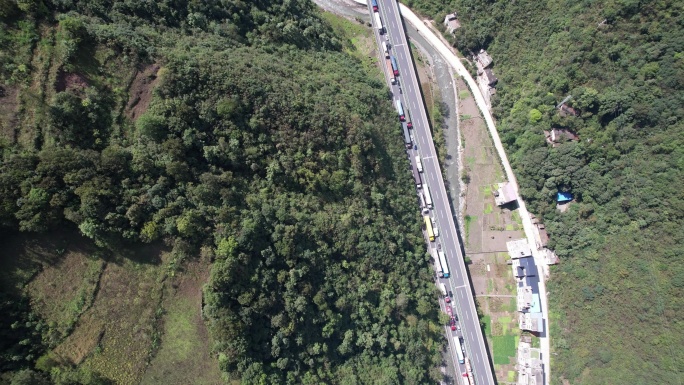 航拍大山里的高速路：蜿蜒山间的行车之旅