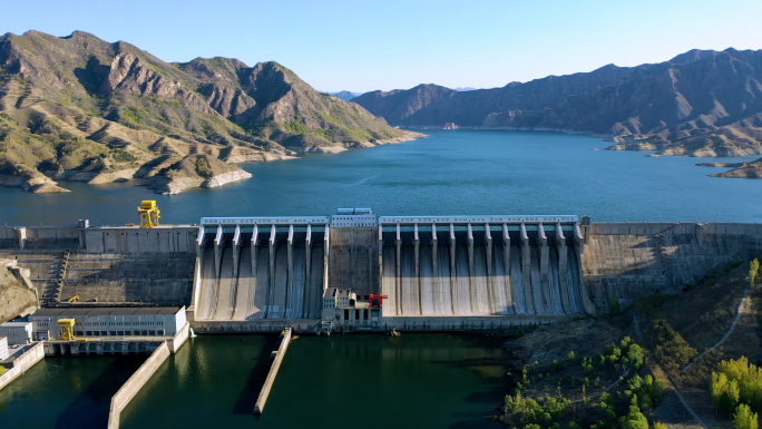 4K航拍唐山迁西潘家口水库大坝水库闸口