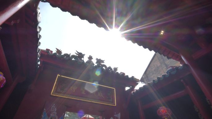 柬埔寨华人过新年春节寺庙拜佛上香祈福仪式