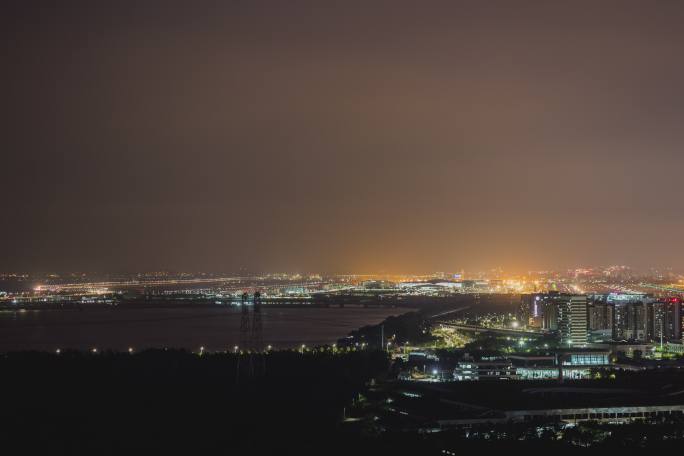 夜晚双跑道机场飞机起飞降落光轨迹延时摄影