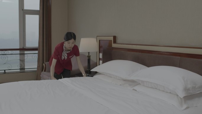 酒店服务员整理被子实拍4K
