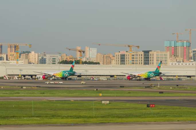 中州航空云途物流两架波音777货机同框