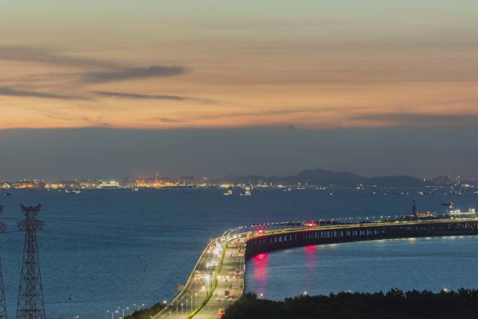 广深沿江高速公路傍晚车流与海上高压电塔