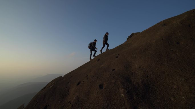 登山人物剪影