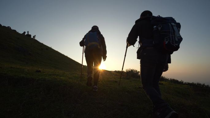 登山素材逆光人物剪影开拓进取励志奋斗