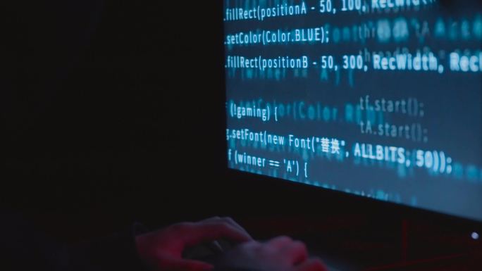 男人黑客破译黑暗房间程序乱码电脑屏幕