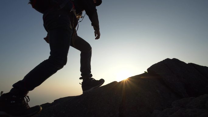 清晨阳光胜利登顶登山张开双臂人物剪影