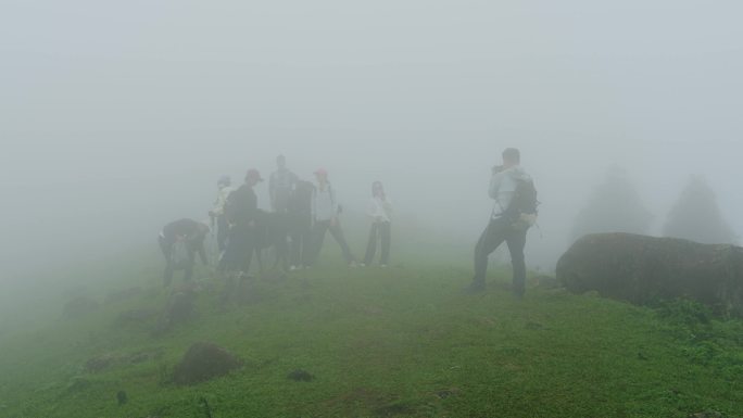 徒步励志攀登大雾登山森林大自然探险背包客