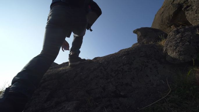 徒步攀登登山人物励志正能量孤勇者