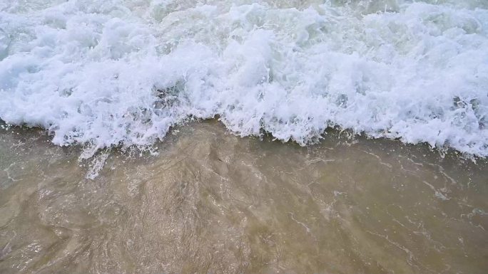海南三亚大海海浪拍打沙滩慢镜头
