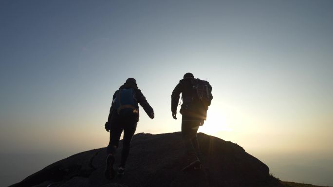 两个人登山徒步登顶胜利呐喊欢呼