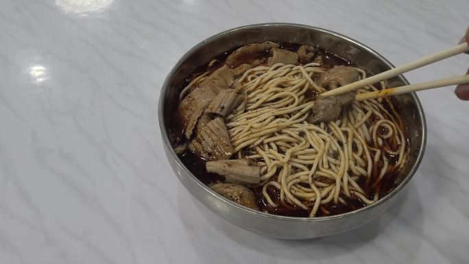 襄阳牛肉面牛杂面