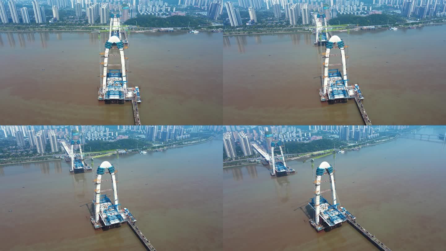 建设中的跨江大桥
