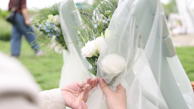 户外婚礼预备椅背装饰白色纱布花朵软饰草坪
