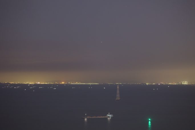 夜晚从深圳拍摄珠江口对岸的澳门和珠海