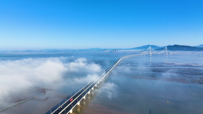 平流雾云雾下的跨海大桥4K航拍