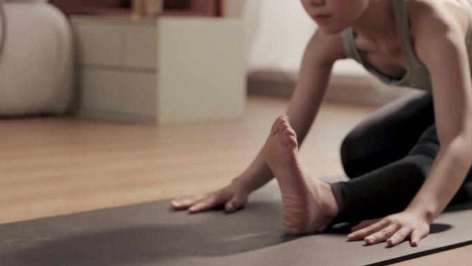 女人做瑜伽运动压腿