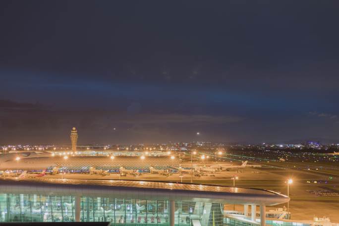 夜晚深圳机场航站楼和飞机降落延时摄影