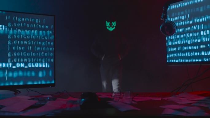 戴面具男人黑暗房间乱码电脑屏幕前行