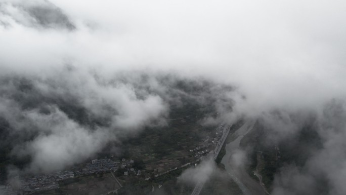 高山森林公路穿云大气航拍拉镜头