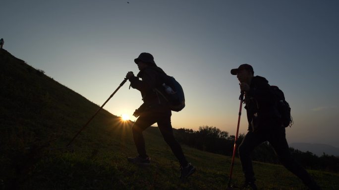 登山的人清晨日出黎明曙光励志奋斗