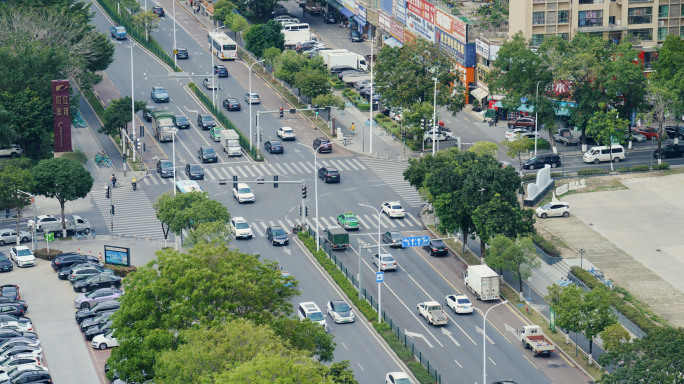 城市公路汽车行驶公交车道路过红绿灯马路