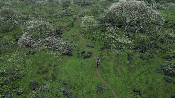 自然风光徒步旅行风景人物山地小路