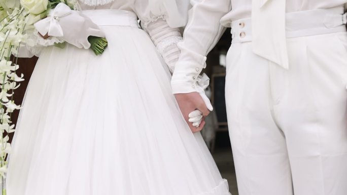 户外婚礼新郎新娘白色婚纱礼服牵手婚姻爱情