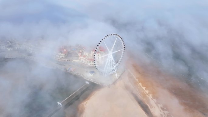 青岛罕见平流雾摩天轮