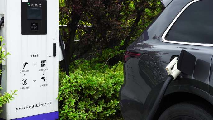 电动汽车在清洁能源充电桩使用电能充电