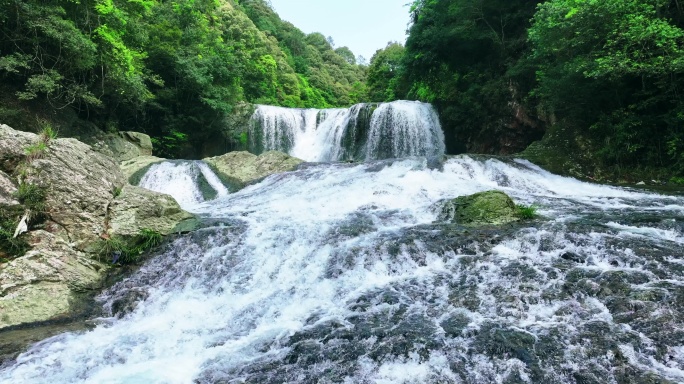 树海瀑布