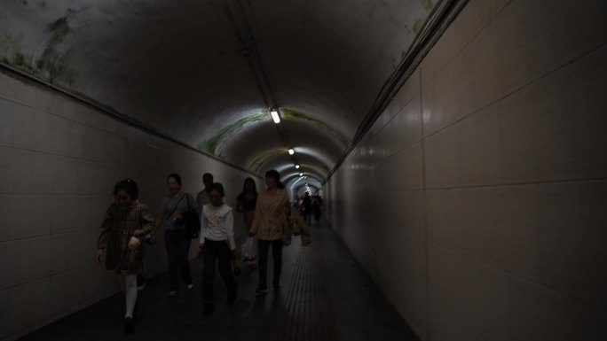 穿梭在人行隧道