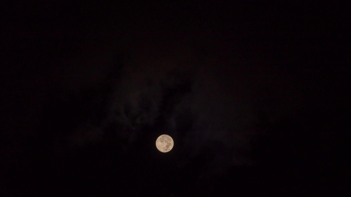 夜幕降临，月亮爬上来