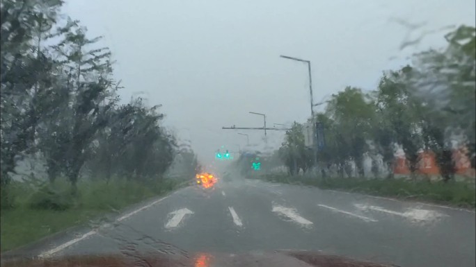 大雨中开车，雨刷不停