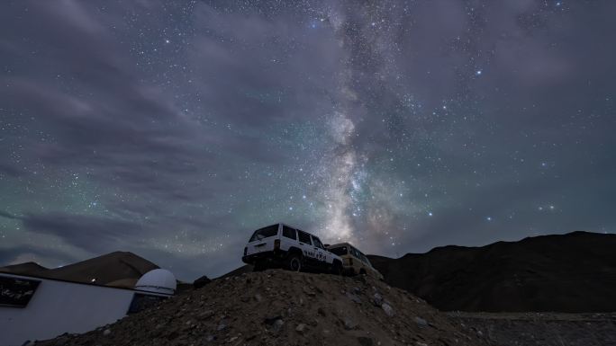 西藏阿里地区暗夜公园灯塔雷达银河延时