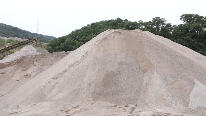 沙石场堆积如山的沙石堆