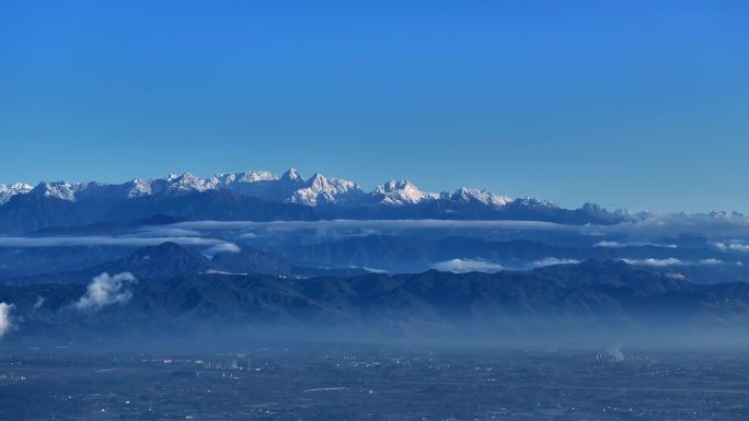 彭州城区航拍雪山