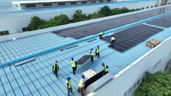 工人安装太阳能发电板