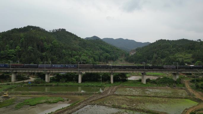 中欧班列驶过乡村桥梁