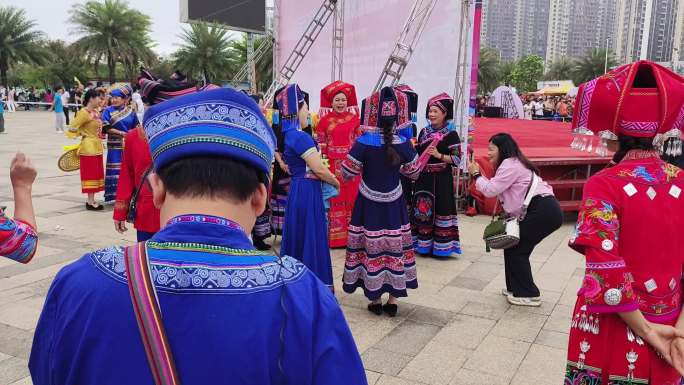 广西三月三武呜民歌节舞台表演少数民族舞蹈