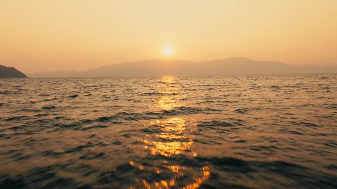 湖面水面日出日落帆船