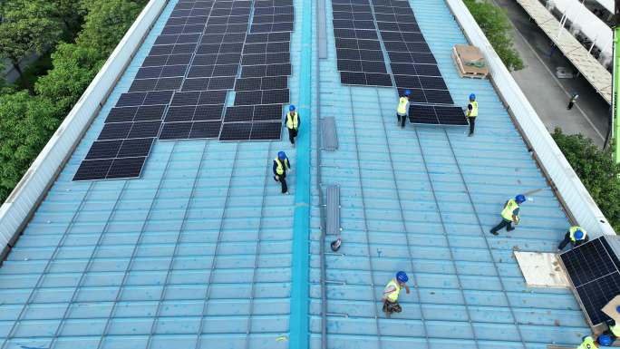 工厂屋顶安装太阳能板
