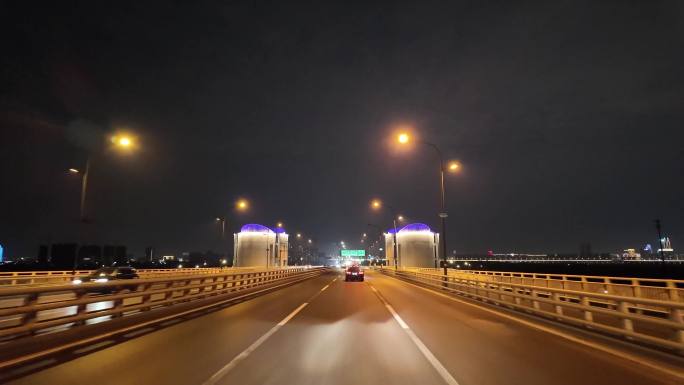 城市夜晚夜景开车第一视角汽车窗外沿途风景