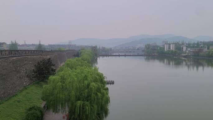 襄阳雨中汉江古城墙