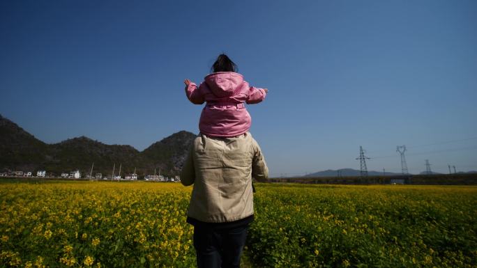 幸福童年父爱如山坐在爸爸的肩膀上