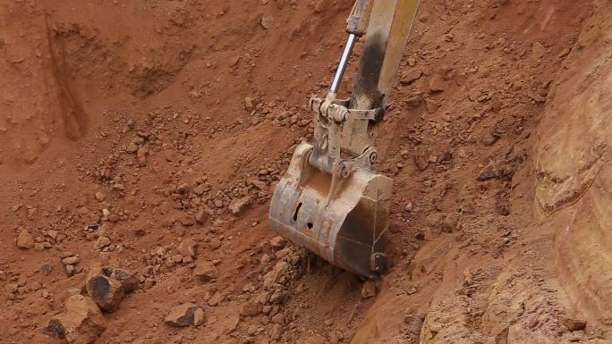 挖机挖土作业特写