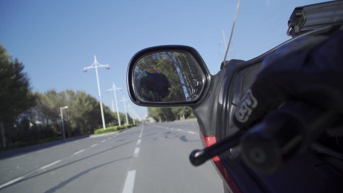 骑摩托车 飙车 头盔 脚踏板特写