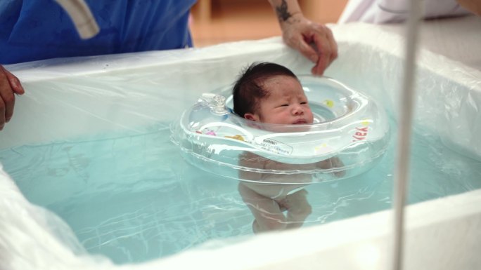 婴儿 新生儿游泳