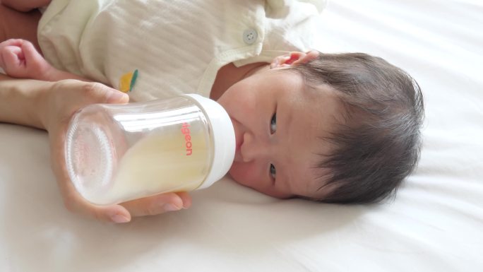 妈妈给新生儿喂奶 新生儿手  婴儿喂奶